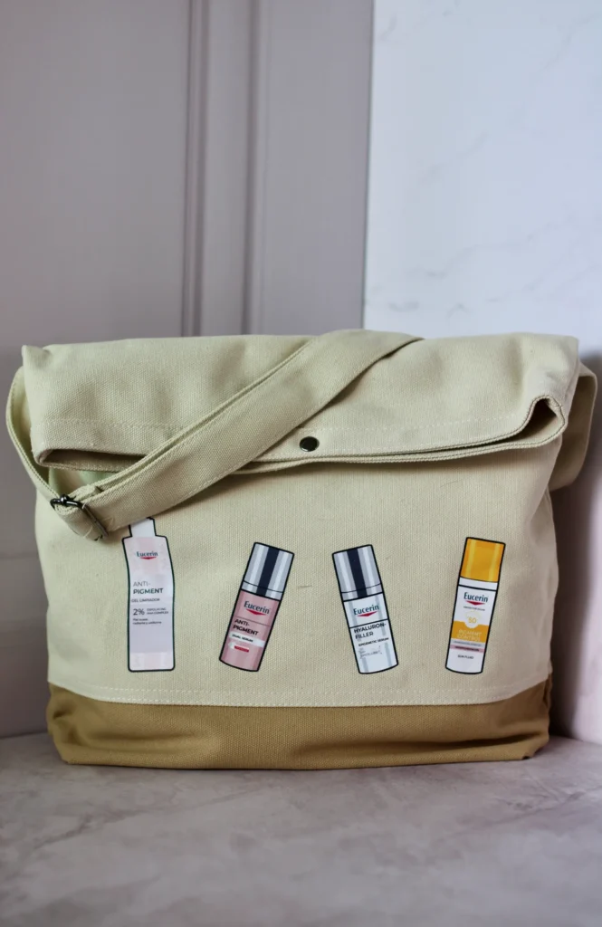 Fotografía de una bolsa grande color beige con estampado personalizado que es parte de regalos empresariales.