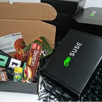 Artículos promocionales: fotografía de una caja de cartón color negro que contiene dulces, tarjetas, etc.