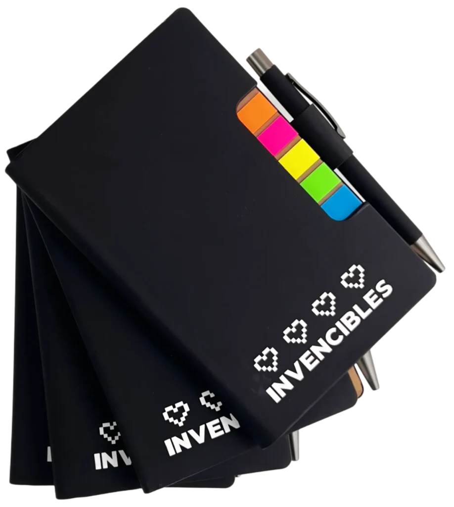 Artículos promocionales: fotografía desde arribas de libretas color negro con personalización en la portada en color blanco.
