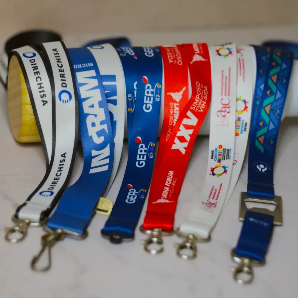 Artículos promocionales: fotografía de varias cintas para gafetes en color azul, rojo, blanco y negro.