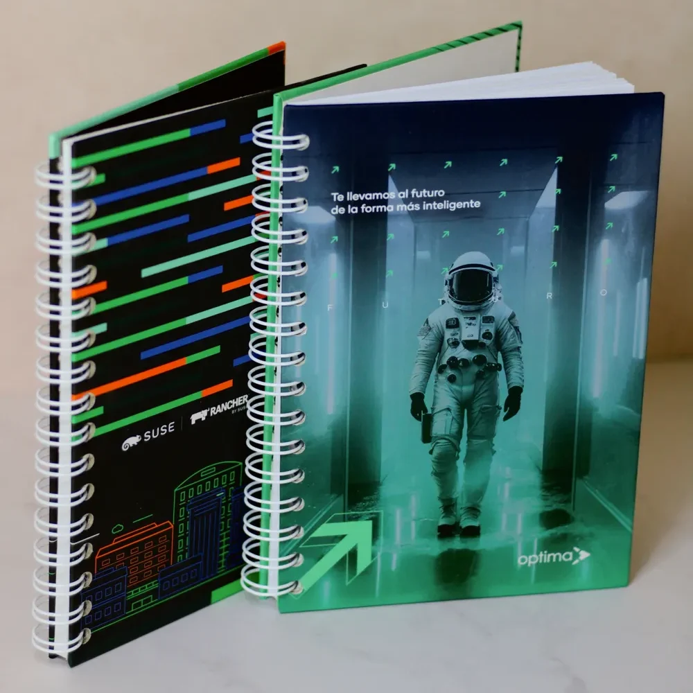 Artículos promocionales: fotografía de una libreta con el estampado de un astronauta en tonos negro, verde, azul y blanco.