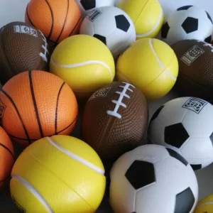 Artículos promocionales: fotografía de pequeñas pelotas y balones en color café, naranja, amarillo, blanco y negro.