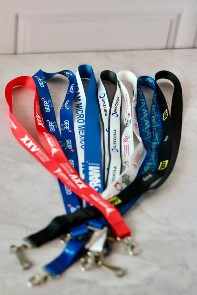 Portagafetes personalizados: fotografía de varias cintas en colores azul, blanco, negro y rojo con diferentes diseños.