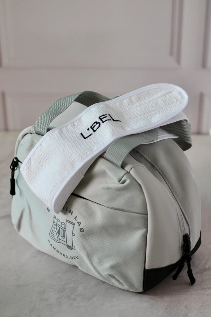 Loncheras personalizadas: fotografía de una lonchera color gris con detalles y cierres en color negro sobre una mesa.