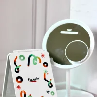 Fotografía de espejos con forma circular y rectangular color blanco que tienen impresión por tampografía.